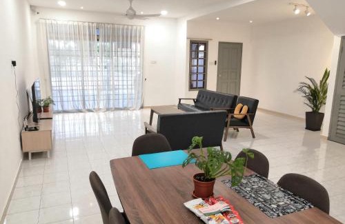 Batu Pahat House | Flora Homestay in Taman Flora