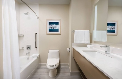 Marathon Hotel | Florida Keys Escape! Two Elegant Rooms for 8 Guests, Pool, FREE Breakfast