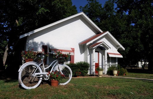 Llano Bed & Breakfast | Flossie's Cottage at Flossies Corner Bed And Breakfast