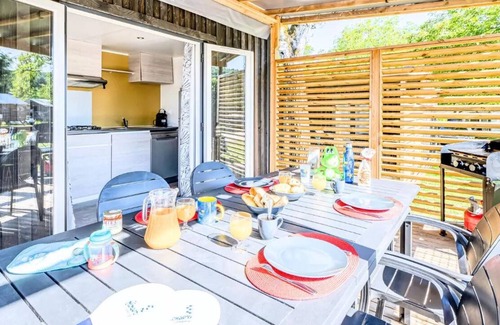 Les Conches House | Flower Camping Les Dunes * - Homeflower Premium CLIM 26.5m2 (2 bedrooms) + semi-covered terrace + TV + sheets + towels 4 people