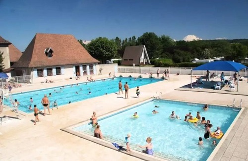 Hauterives House | Flower Camping Le Château * - Mobile home Comfort 27m2 2 bedrooms + covered terrace - without tv-without air conditioning 4 people
