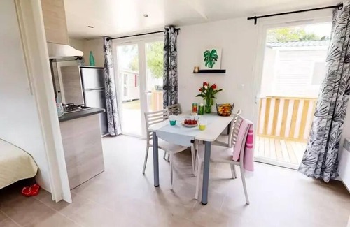 Banon House | Flower Camping le Epi Bleu * - Home Flower Premium 26.5m2 (2 bedrooms, 4 adults max + 1 small child) covered terrace 16m2 4 to 5 people - 4 pers. Included