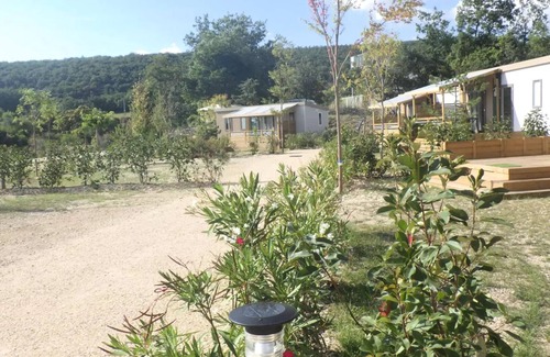 Banon House | Flower Camping le Epi Bleu * - Home Flower Premium 26.5m2 (2 bedrooms, 4 adults max + 1 small child) covered terrace 16m2 4 to 5 people - 4 pers. Included