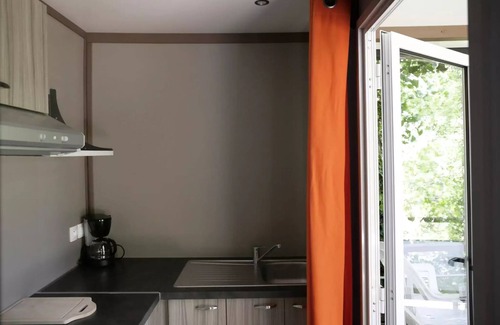 Saint-Privat Ski Chalet | Flower Camping Le Plan d'Eau - Ardèche * - Chalet CONFORT MOREA 25m2 2 bedrooms - Covered terrace + air conditioning 5 persons