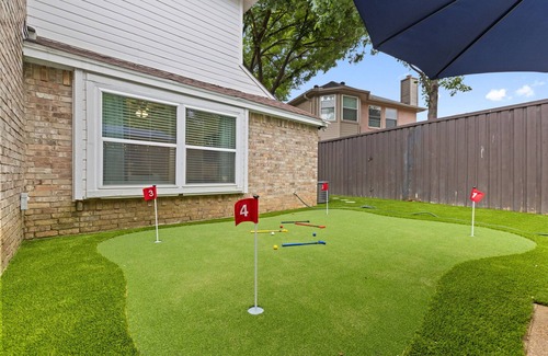 Flower Mound House | Flower Mound Luxe: Double Kings Suites, Pool & Grill