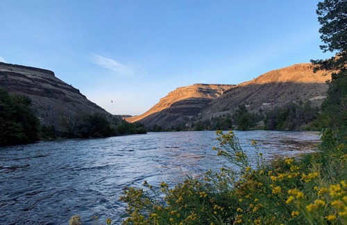 Madras Apartment | Fly fisherman's dream 2-bed cabin unit across the HWY from the Deschutes River!