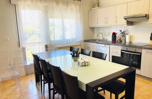 Vilanova House | FOGAR DE AROUSA 3 minutes from the beaches, garden, barbecue, swimming pools, playground, children's playground.
