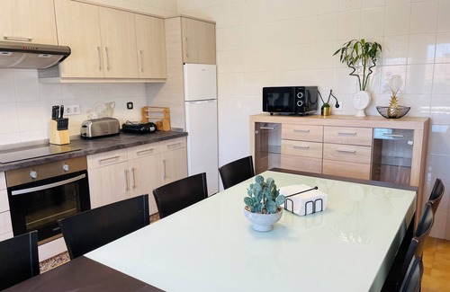 Vilanova House | FOGAR DE AROUSA 3 minutes from the beaches, garden, barbecue, swimming pools, playground, children's playground.