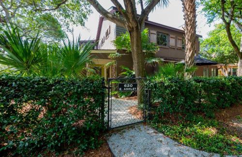Folly Beach Apartment | Folly Vacation 620 apartment w/bonus room, one block to the beach & pet friendly