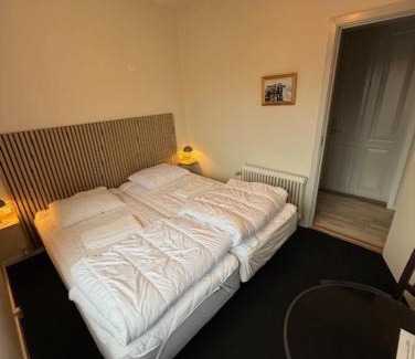 Bindslev Hotel | Folsted - Værelse 104 med eget badeværelse og fri parkering