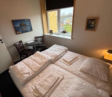 Bindslev Hotel | Folsted - Værelse 104 med eget badeværelse og fri parkering