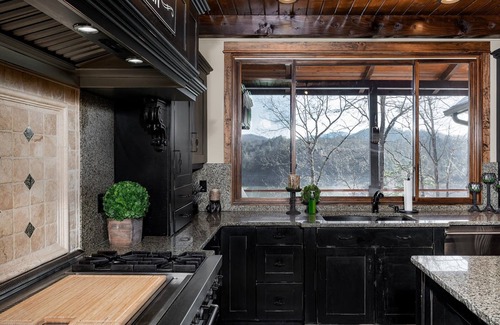 Bryson City Cabin | Fontana Lake Lodge - Free Railroad Passes - Palatial Cabin w/Gorgeous Views-