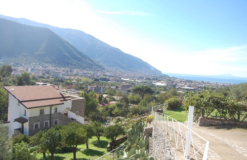 Casola di Napoli Villa | For 6 people Monticelli-Mansion breakfast included