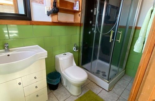 Puerto Natales House | For CAT LOVERS, a place to spend the night and take a bath.