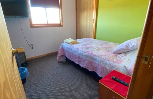Puerto Natales House | For CAT LOVERS, a place to spend the night and take a bath.