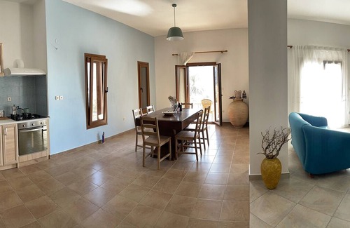 Panormos Villa | For families & friend groups close to beaches &climbing sectors. Great location!