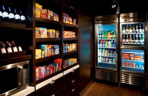 Auburn Hills Resort | For The Whole Family! 4 Modern and Pet-friendly Units, Indoor Swimming Pool!