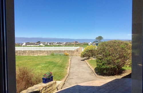 Porspoder Villa | For TWO, walk to the beach, enclosed garden, GR 34, enclosed parking, QUIET.