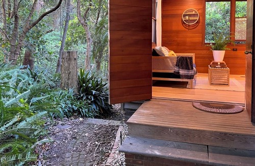 Mount Pleasant Cabin | Forest Cottage- Close to City Centre and Beaches
