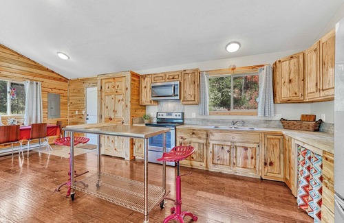 Rainbow Valley Cabin | Forest Edge Hideaway with Great Views in Divide