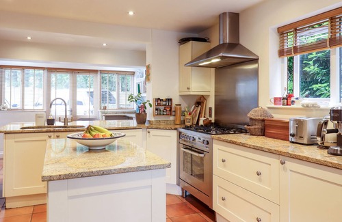 Farnham Common House | FOREST GETAWAY, pet friendly, with pool in Farnham Common