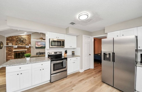 Humble Apartment | Forest Glade Retreat with Pool 25 Min to Downtown