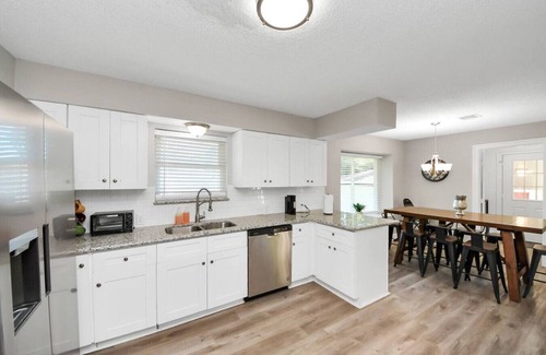 Humble Apartment | Forest Glade Retreat with Pool 25 Min to Downtown