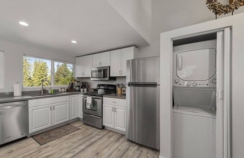 Forestville House | Forest Heights ~ Relaxed Modern-Boho Style, Forest Views, Hot Tub, Wine Country