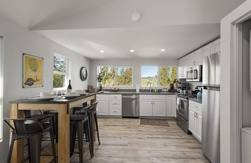 Forestville House | Forest Heights ~ Relaxed Modern-Boho Style, Forest Views, Hot Tub, Wine Country