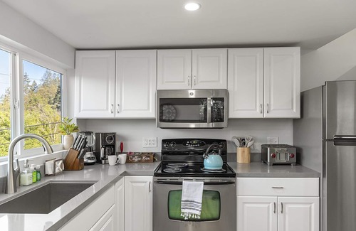 Forestville House | Forest Heights ~ Relaxed Modern-Boho Style, Forest Views, Hot Tub, Wine Country