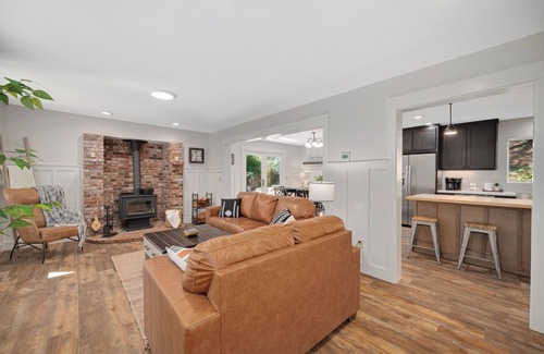 Sheridan House | Forest Hollow-Escape to Nature in Wine Country-McMinnville-Fire Pit-Dog Friendly