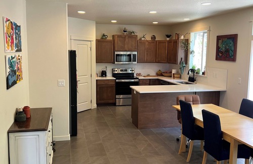 Thurston House | Forest home and outdoor adventure paradise! 15 minutes to Autzen Stadium.
