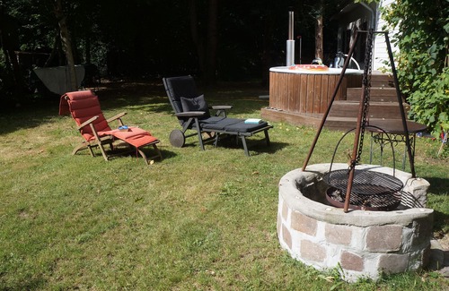 Kleinmachnow Cottage | Forest home with sauna and private terrace