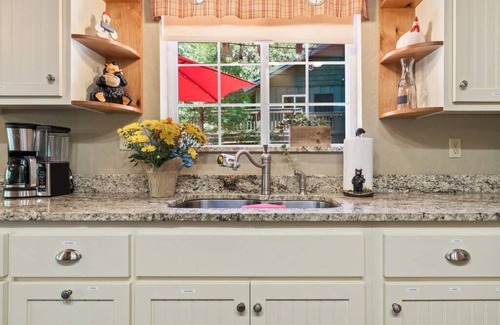 Sugar Pine Cabin | Forest Retreat|Fireplace| 7mi Yosemite King Beds