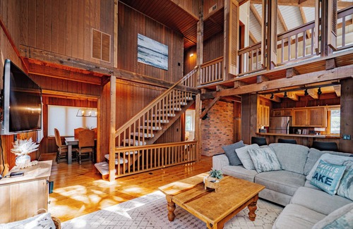 Lakeview House | Forest Shores - A lake house within walking distance to Bull Shoals Lake access.