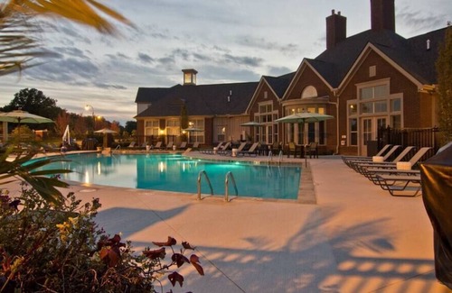 Westerville Apartment | Forest View 2BR | Fast WiFi | W/D | Pool | Gym!