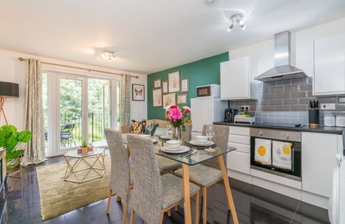 Southampton Apartment | Forest View Apartment with private balcony- Southampton