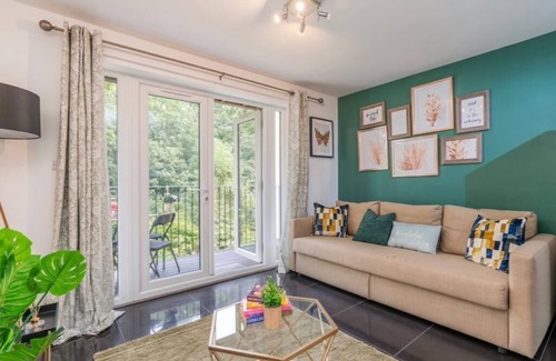 Southampton Apartment | Forest View Apartment with private balcony- Southampton
