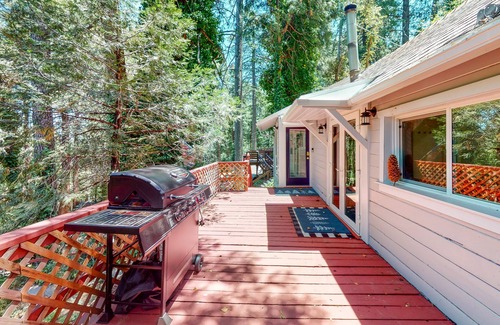 Crestline Cabin | Forest-view cabin with deck, grill, wood stove, washer/dryer, & fast WiFi