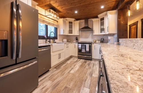 Nadeau House | Forest Whisper Retreat: 4-bdrm lodge in Daggett. Get away and have everything.