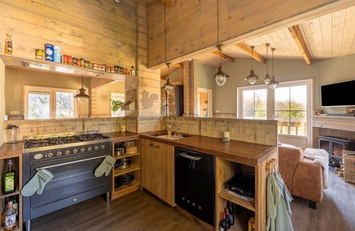 Nisramont House | Forestside Escape near Lake