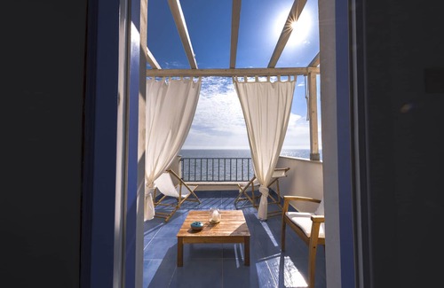 Santa Flavia House | Former fisherman's house situated directly on the beach.