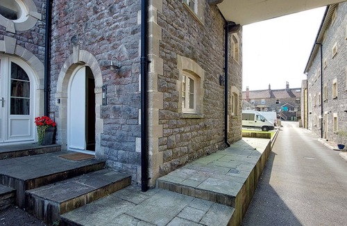 Ashwick Apartment | Former showhome with indoor pool & gym