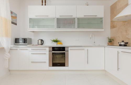 Bemowo Apartment | Fort Bema Apartment with Parking by Noclegi Renters