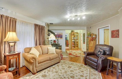 Fort Calhoun Apartment | Fort Calhoun Home with Screened Porch and Playground!
