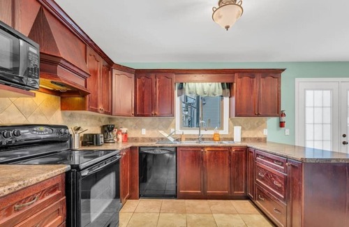 Crystal Beach House | Fort Erie Home · 3 Bdrm 2.5 Bth, Near Falls, Crystal Beach, Buffalo