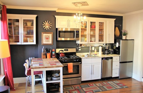 Highland Park Apartment | *Fort Hill Inn *Sunny* Penthouse Duplex! L@K 3 bed, 2 bath, 1.5 miles Center