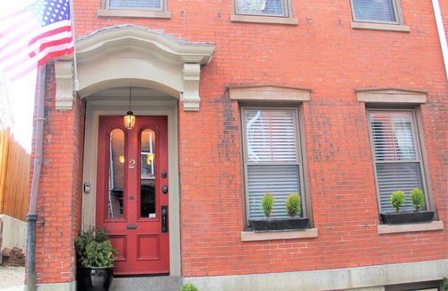 Highland Park Apartment | *Fort Hill Inn *Sunny* Penthouse Duplex! L@K 3 bed, 2 bath, 1.5 miles Center