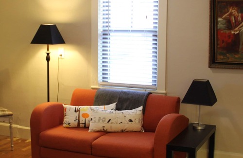 Highland Park Apartment | *Fort Hill Inn *Sunny* Penthouse Duplex! L@K 3 bed, 2 bath, 1.5 miles Center