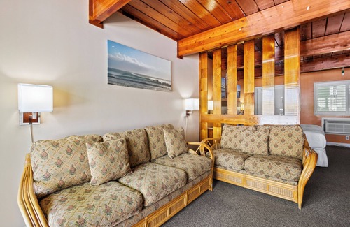Fort Pierce Hotel | Fort Pierce Oceanfront Inn- Suite- King Bed #6